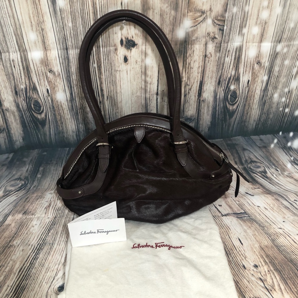 LIKE NEW SALVATORE FERRAGAMO HANDBAG !!